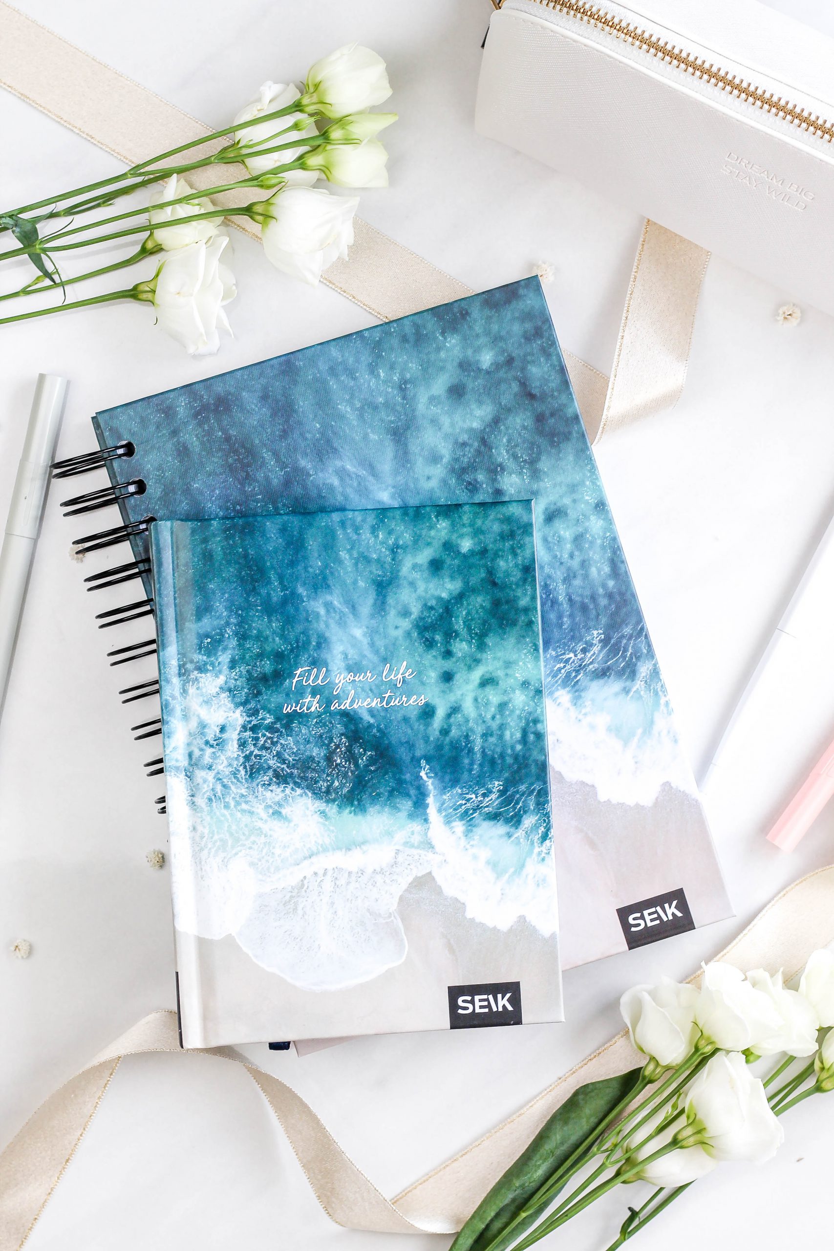 Plánovač Happy Calendar se spirálovou vazbou 2027 - FILL YOUR LIFE WITH ADVENTURES