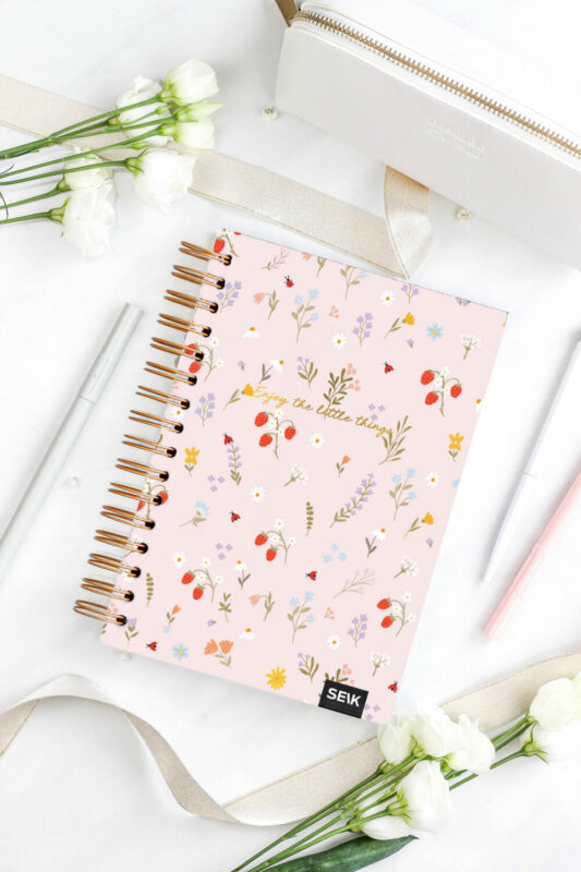Happy calendar muistikirja spiraalisidonta - little things 2025 (englanninkielinen)