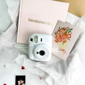 Dárkový set pro zamilované – fotoaparát Instax MINI, stírací kniha pro páry a růžové přání
