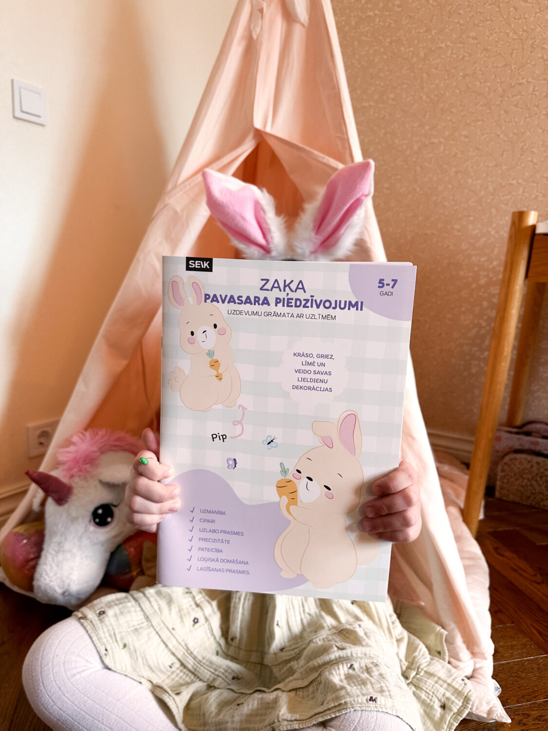 Zaķa pavasara piedzīvojumi - uzdevumu grāmata ar uzlīmēm (5-7 gadi)