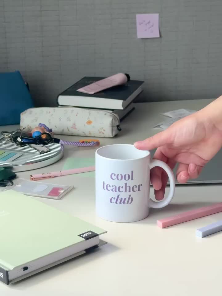 Dobrodošli u klub - članstvo zahtijeva beskrajno strpljenje, impresivnu zalihu markera za ploču i šalicu koja je uvijek barem napola puna (naravno, kave) ☕✨

Ova cool šalica savršen je poklon za učitelje na kraju školske godine ili jednostavno za dodatnu dozu energije tijekom dana.

Izdržljiva, stylish i s točno pravom dozom cool vibea – svakodnevni podsjetnik da je biti učitelj prava supermoć.🦸‍♀️🦸‍♂️

Jer cool učitelji zaslužuju cool šalice. 💕

#poklonzaucitelja #ucitelj #skola #krajskolskegodine #nakladaseik #coolteacherclub