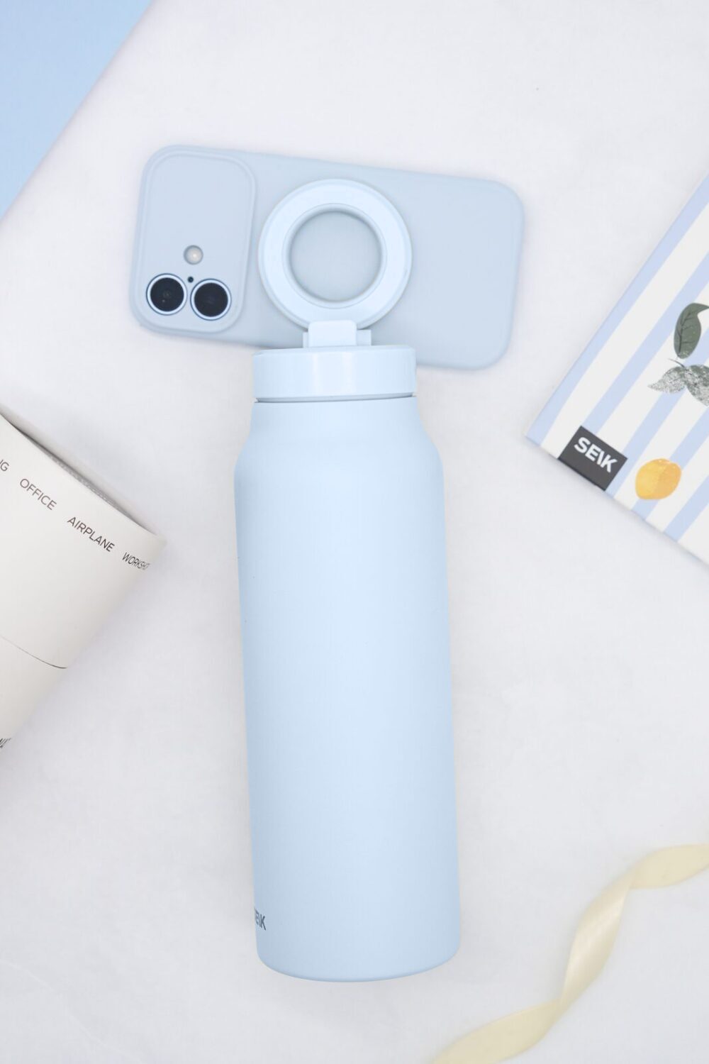 Jaunums 🤩 Termopudele ar magnētisko tālruņa turētāju. 📱💦 Kāpēc izvēlēties vienu, ja var iegūt abus? Šī ir augstas kvalitātes ūdens pudele, ko vari izmantot arī kā telefona statīvu. 🤩🤩

Vairs nekādas tālruņa stutēšanas pret kafijas krūzīti, lai uzņemtu ģimenes bildi vai iemūžinātu ceļojuma mirkļus! Tā saglabā stabilitāti pat tad, ja pudele ir tukša, tāpēc nepalaidīsi garām nevienu kadru.

✅ PIEVIENO TELEFONU UN IZMANTO 360º

Pārbaudi, vai tavam tālrunim ir MagSafe magnēts, vai piestiprini metāla gredzenu pie tālruņa vāciņa. Viegli pārslēdzies starp vertikālo un horizontālo stāvokli.

✅ ĒRTI PĀRNĀSĀJAMA

Ideāli piemērota kustībā. Ietilpst sporta somā vai jebkurā automašīnas krūzes turētājā. Vāciņš ir izveidots vieglai pudeles pārnēsāšanai.

✅ BILDĒ VAI FILMĒ JEBKURĀ LEŅĶĪ

Pielāgo tālruni ideālajam skata leņķim – augstāk vai zemāk. Pudele tur tālruni stabili pat tad, ja tā ir pilnībā tukša.

✅ ATLOCĀMS SALMIŅŠ

Vienkārši atver salmiņu, lai padzertos, un pēc tam, kad esi padzēries, aizver to. Mēs garantējam, ka tava soma paliks sausa.

#ūdenspudele #telefonastatīvs #statīvs #seiklv #mansseiks